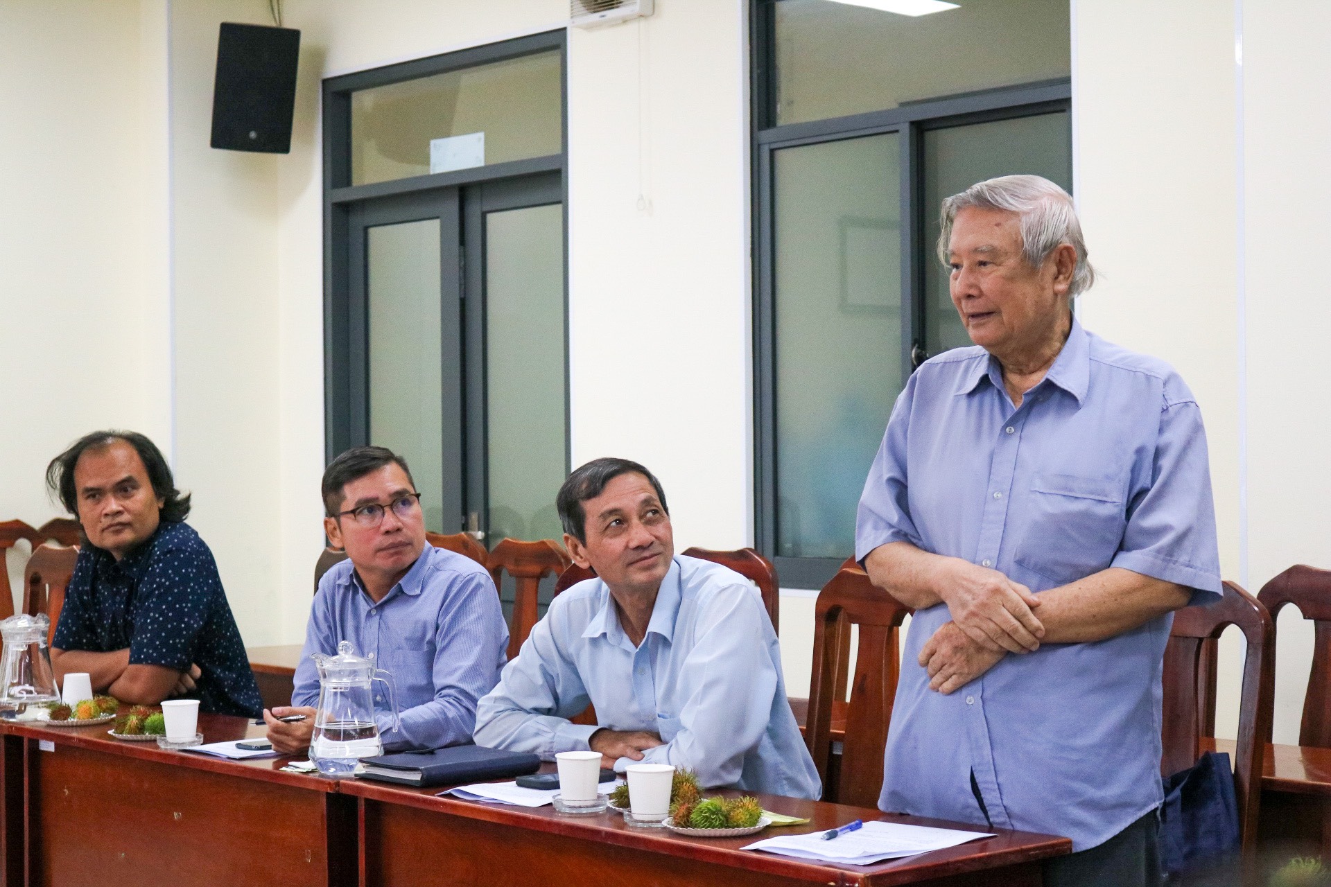 Ông Phạm Thành Lộc - Cty CP NN CNC Thanh Bình, thành viên HĐTV về Khoa học - Kỹ thuật- môi trường ngồi đàu bên trái qua