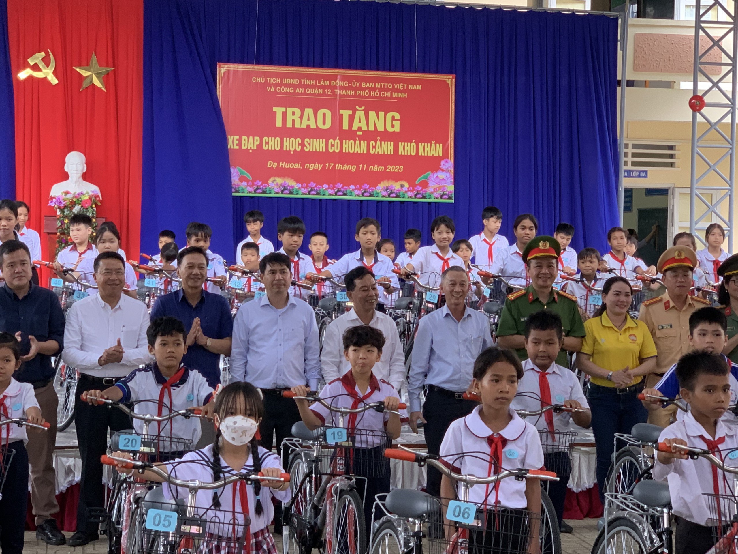 Quận 12: trao tặng 220 xe đạp cho học sinh có hoàn cảnh khó khăn Huyện Đạ  Huoai, Huyện Bảo Lâm ,tỉnh Lâm Đông > Ủy ban Mặt trận Tổ quốc Việt